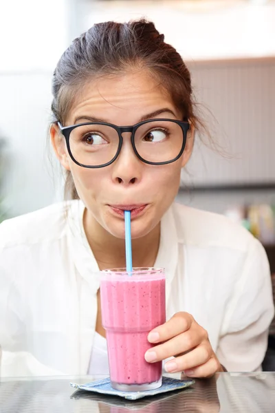 Smoothie - mujer hipster con gafas de beber —  Fotos de Stock