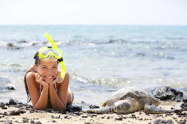 Hawaii girl swimming snorkeling with sea turtles — Stock Photo, Image