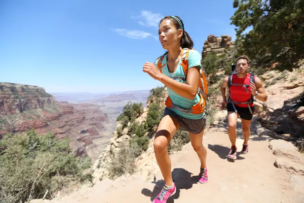 Trail running długodystansowiec w grand canyon — Zdjęcie stockowe