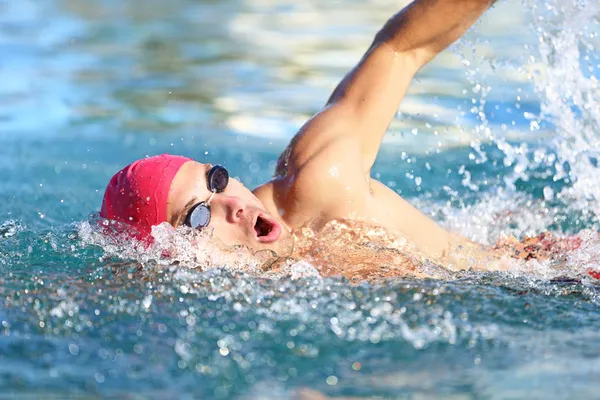 Schwimmer schwimmt im blauen Wasser — Stockfoto