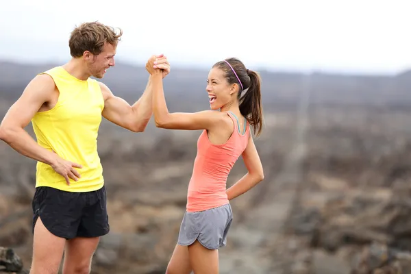 Casal de fitness comemorando alegre e feliz — Fotografia de Stock