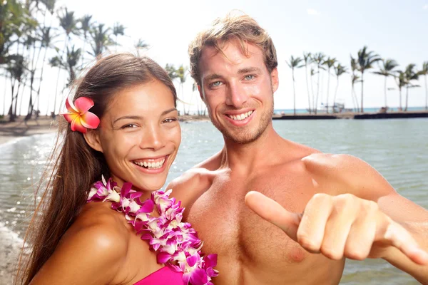 Havaí casal feliz na praia havaiana — Fotografia de Stock