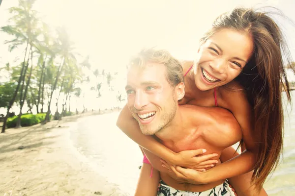 Jovem feliz alegre casal praia divertido rindo — Fotografia de Stock