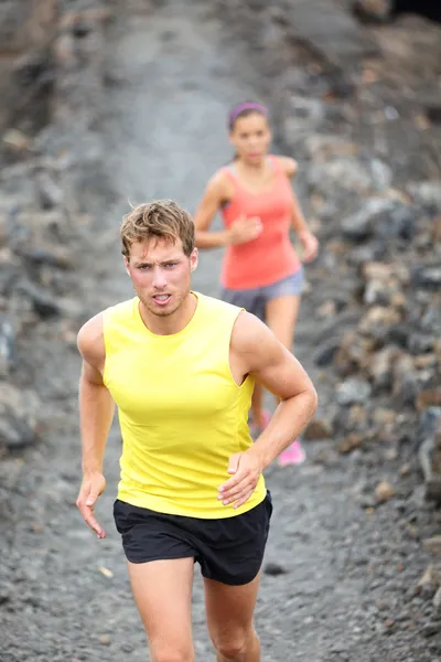 Runner man loopt op trail in cross-country — Stockfoto