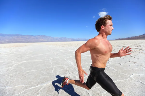 Homme de sport de course - coureur de fitness dans le désert — Photo