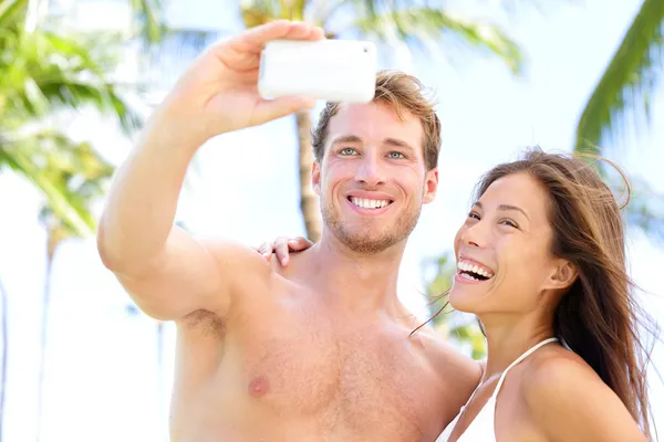 Pareja de vacaciones tomando fotos con el teléfono de la cámara —  Fotos de Stock