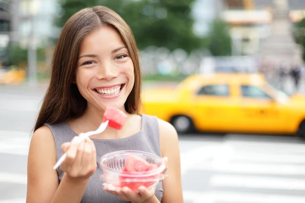 Mujer de negocios en Nueva York comiendo bocadillo de sandía — Foto de Stock