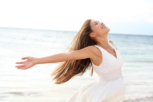 Frau entspannt sich am Strand und genießt sommerliche Freiheit — Stockfoto