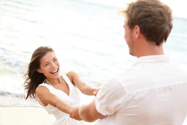 행복 한 젊은 커플 휴가에 재미 해변 — 스톡 사진
