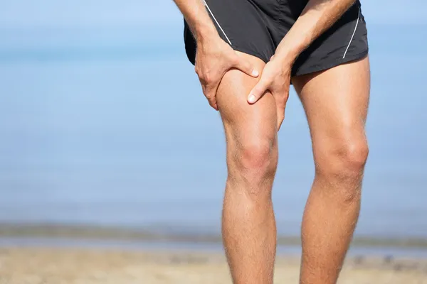 Lesión muscular. Hombre con esguince de muslo —  Fotos de Stock