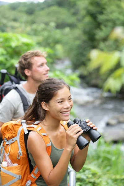 Hiking couple of hikers in outdoor activity — Stock Photo, Image