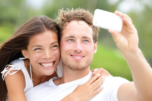 Paar macht Spaß mit Selbstporträtfotos — Stockfoto