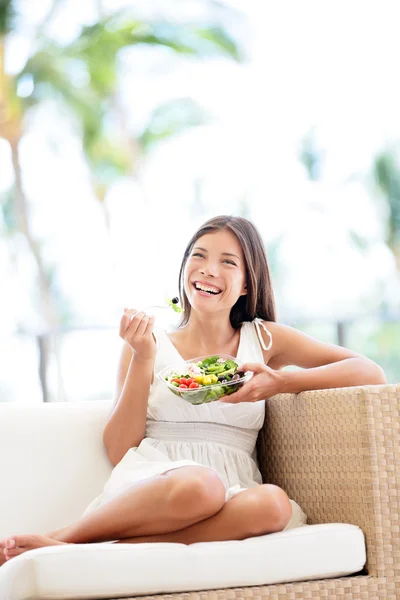 Mode de vie sain femme manger salade souriant heureux — Photo