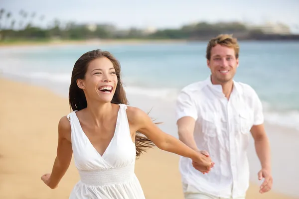 Strand paar lopende plezier samen te lachen — Stockfoto