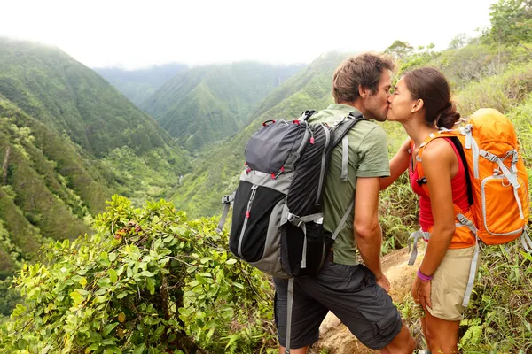 Pár v lásce líbat zatímco pěší turistika na hawaii — Stock fotografie