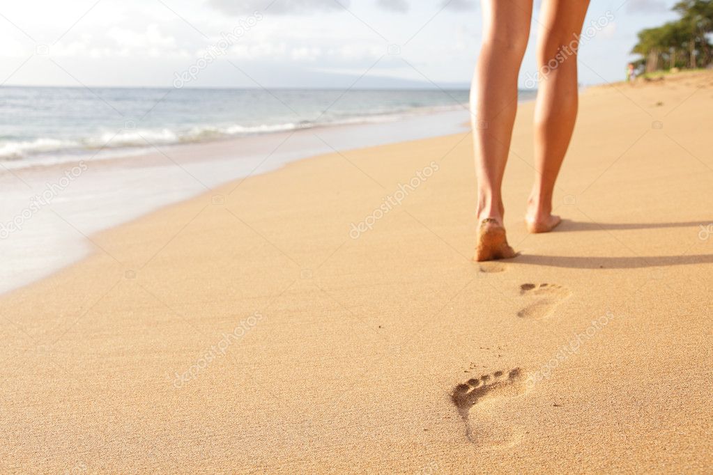 Viaje a la playa mujer caminando en la playa de arena primer plano