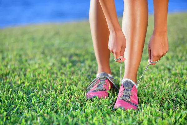 Running shoes - close-up van vrouw koppelverkoop schoenkant — Stockfoto