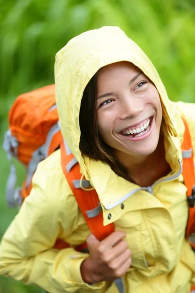 Caminante feliz mujer senderismo en la lluvia con mochila —  Fotos de Stock