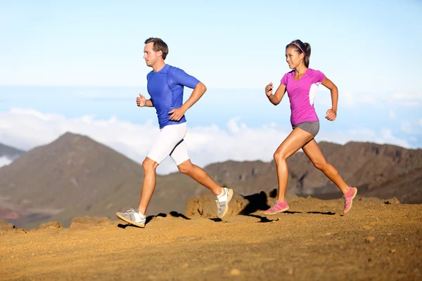 Runnen van sport - lopers paar in trail uitvoeren — Stockfoto