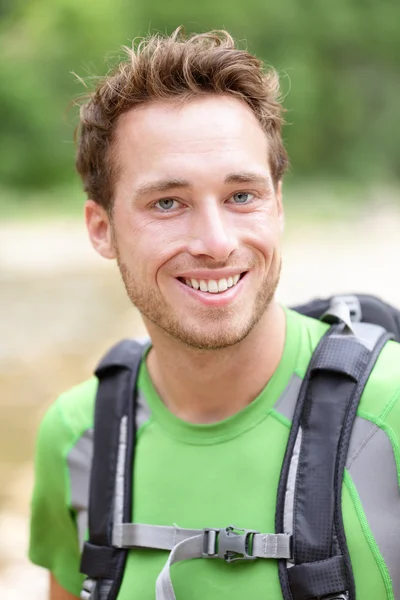 Escursionista uomo ritratto di all'aperto escursionismo ragazzo sportivo — Foto Stock