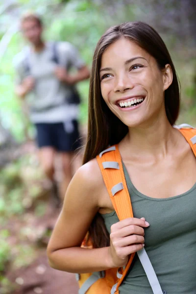 Kadın - erkek hiker mutlu portre hiking — Stok fotoğraf