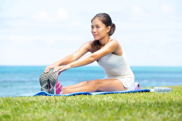 Woman training fitness stretching legs exercise — Stock Photo, Image