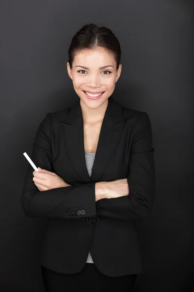 Maestra mujer con tiza sonriendo feliz retrato —  Fotos de Stock