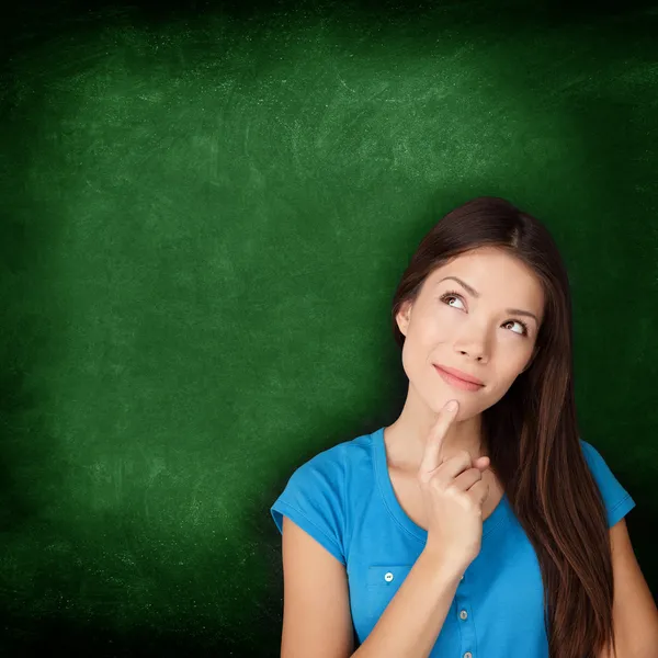 Femme pensante étudiante ou enseignante avec tableau noir — Photo