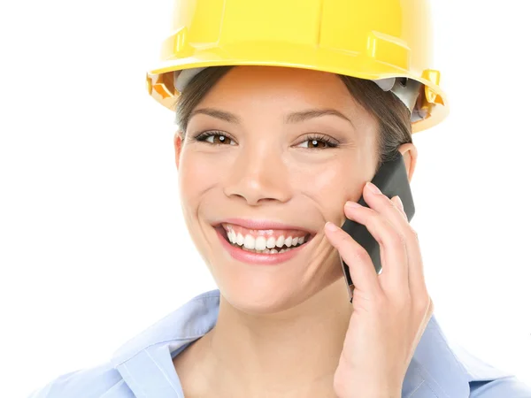 Mühendis - kadın kask üstünde hareket eden telefon ile — Stok fotoğraf