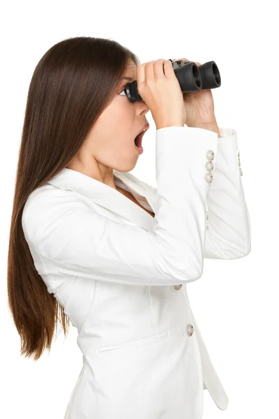 Mujer de negocios sorprendida mirando a través de prismáticos —  Fotos de Stock