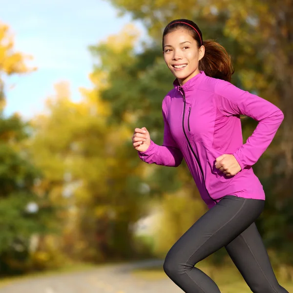 Jonge Aziatische vrouw vrouwelijke jogger gelukkig uitgevoerd — Stockfoto