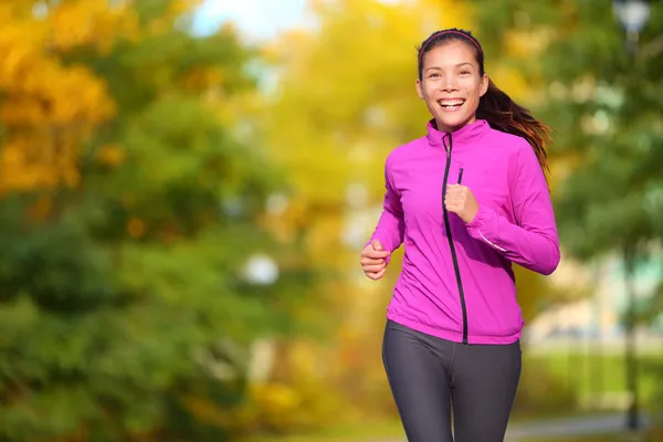 Jogger kobieta - młoda kobieta jogging w parku — Zdjęcie stockowe