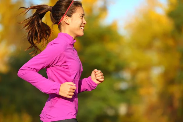 Donna che corre nella foresta autunnale — Foto Stock