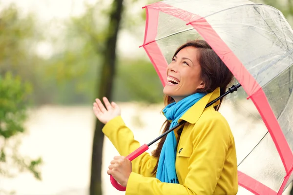 Mulher feliz com guarda-chuva sob a chuva — Fotografia de Stock