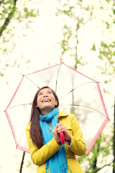 Ασιατική γυναίκα ευτυχισμένη φθινόπωρο με ομπρέλα στην βροχή — Φωτογραφία Αρχείου