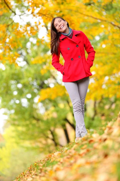 Mulher de outono estilo de vida feliz na floresta de outono — Fotografia de Stock
