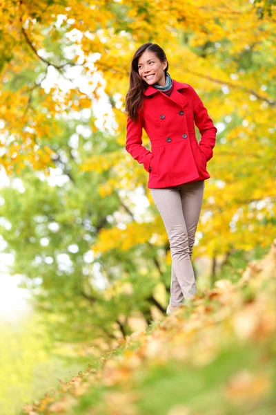 Bella giovane donna caduta autunno natura scena — Foto Stock