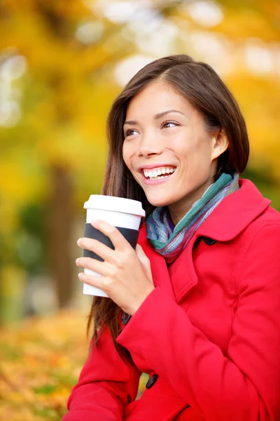 Beber café mujer en otoño otoño disfrutando del otoño — Foto de Stock