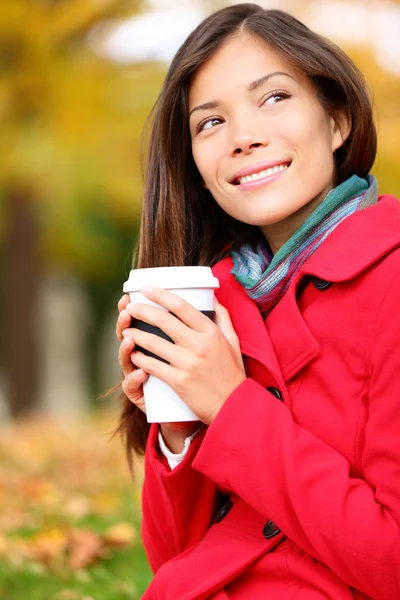 Kávé nő élvezi csökkenése és a kávé, az őszi — Stock Fotó