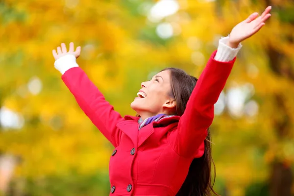 Herfst, najaar vrouw gelukkig in gratis vrijheid pose — Stockfoto