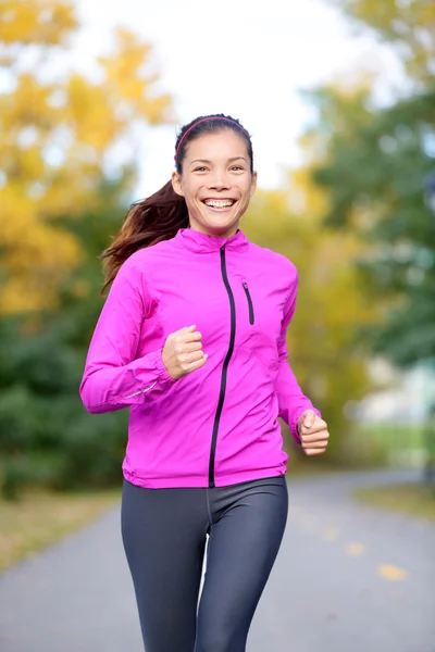 Ejecutar entrenamiento de mujer deportiva en otoño bosque de otoño — Foto de Stock