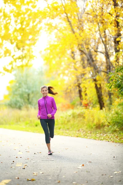 Höstens livsstil kvinna kör i höst skog — Stockfoto