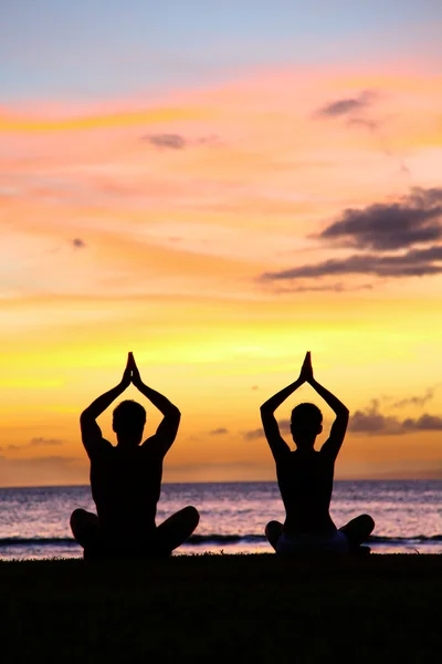 Yoga meditatie - silhouetten van mensen bij zonsondergang — Stockfoto