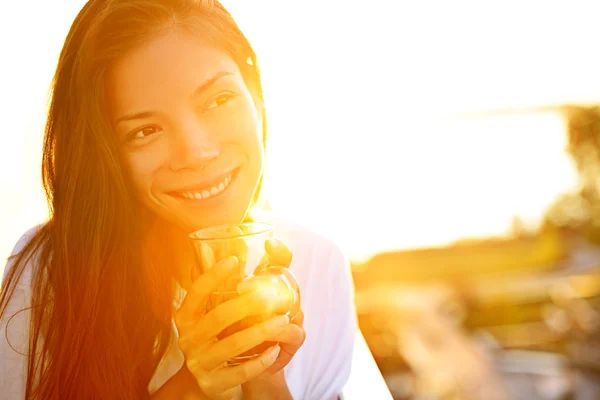 Vrouw drinken koffie in de zon — Stockfoto