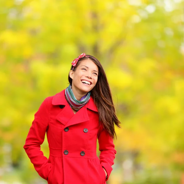 Las personas otoñales - la mujer caída feliz —  Fotos de Stock