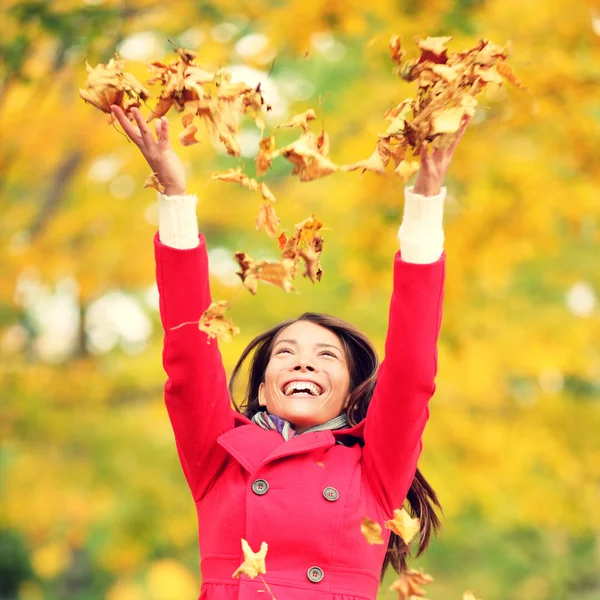 Φθινόπωρο, φθινόπωρο γυναίκα ευτυχισμένη ρίχνουν τα φύλλα — Φωτογραφία Αρχείου