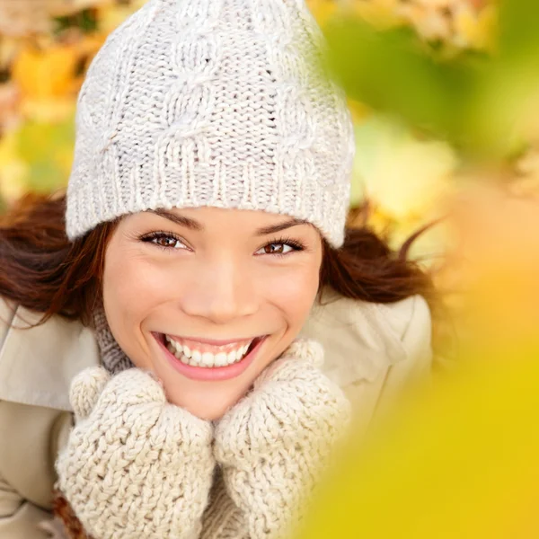 Concepto de otoño - Mujer caída feliz —  Fotos de Stock