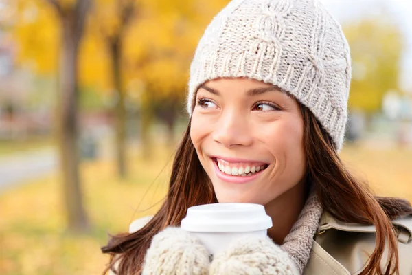 Outono, queda mulher beber café olhando — Fotografia de Stock