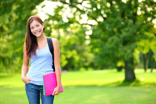 Studentinnenporträt mit Büchern und Rucksack — Stockfoto