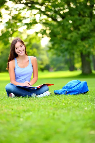 Studentessa che studia nel parco tornando a scuola — Foto Stock